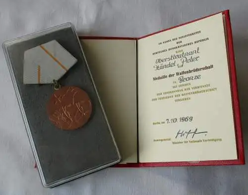 DDR Medaille der Waffenbrüderschaft in Silber + Urkunde im Etui (111052)