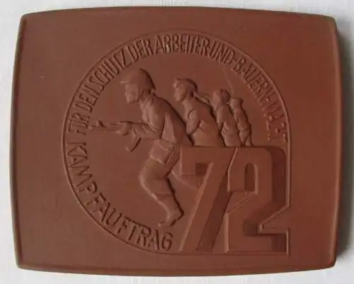 DDR Porzellan Plakette NVA Kampfauftrag 72 (145069)