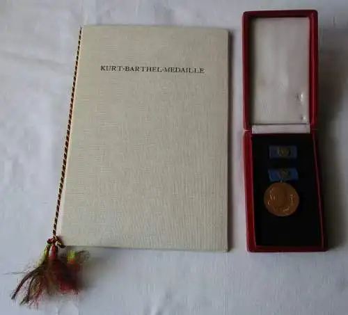 DDR Kurt-Barthel-Medaille im Etui + Verleihungsurkunde 1981 Bartel 295a (113438)