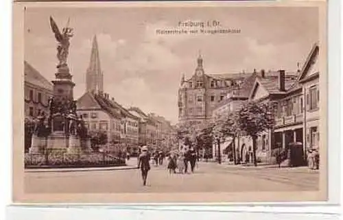 35937 Ak Freiburg Kaiserstraße mit Kriegerdenkmal 1918