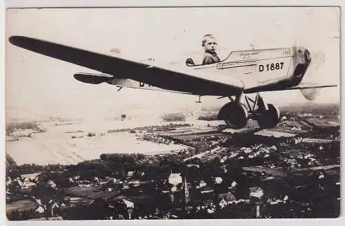 904840 Ak Fotomontage Junge in Propeller-Flugzeug über Ortschaft um 1930