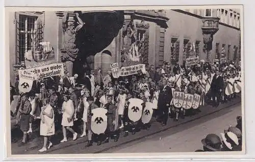72278 Foto AK Festzug Erfurt - Schüler tragen Wappen Oberschlesien, Tirol, Saar