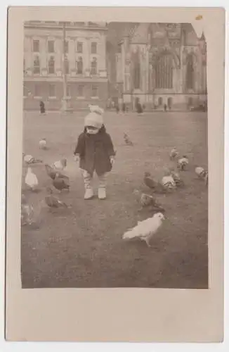 94051 Foto Ak Leipzig Paulinerkirche Kind füttert Tauben 1933