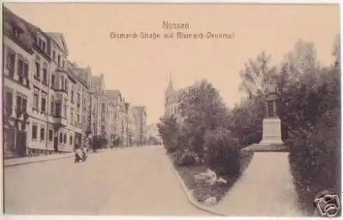 17755 Ak Nossen Bismarckstraße mit Denkmal um 1910