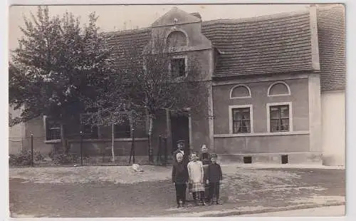 94442 Foto Ak Welsleben Familie vor Wohnhaus um 1920