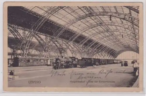 87840 Feldpost AK Leipzig Hauptbahnhof, Einfahrtshalle mit Dampflokomotive 1915