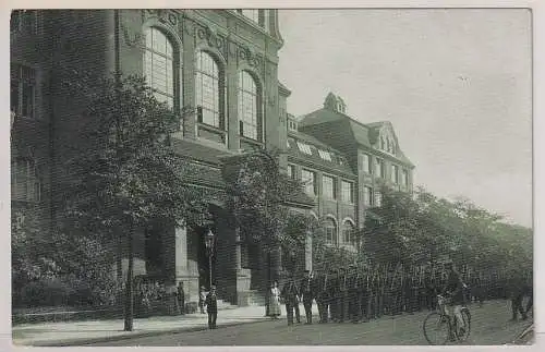 21298 Ak Dresden Freiwillige an der Kgl. Kunstgewerbeschule, Rotes Kreuz 1914