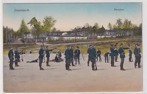 907475 Feldpost Ak Dresden-Neustadt - Soldaten vor Baracken 1917