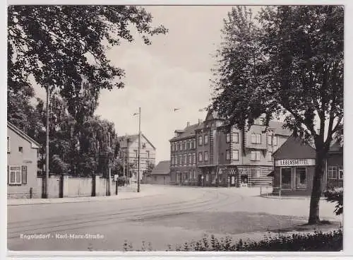 902167 Foto Ak Engelsdorf Kr. Leipzig Karl-Marx-Straße mit Lebensmittelgeschäft