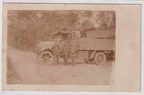 76741 Foto Ak deutsche Soldaten vor Lastwagen im 1. Weltkrieg