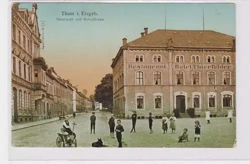 91503 Ak Thum im Erzgebirge Neumarkt und Schulstrasse, Hotel Thierfelder um 1910