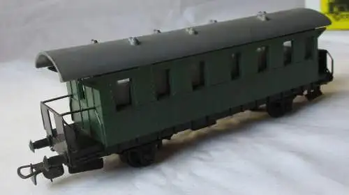 Piko Modellbahn Spur H0 Personenwagen mit Plattform zweiachsig (109859)