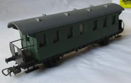 Piko Modellbahn Spur H0 Personenwagen mit Plattform zweiachsig (109859)