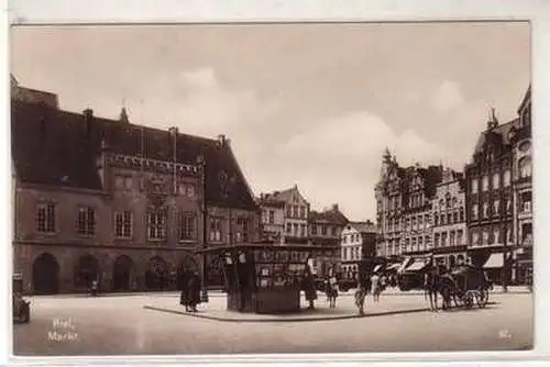 52617 Ak Kiel Markt mit Zeitungsgeschäft und Kutsche um 1930