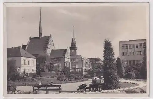 62733 Foto AK Pardubitz Pardubice - Parkpartie mit grünem Tor und Kirche 1941