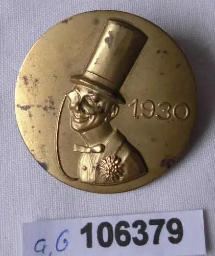 seltenes Blech Abzeichen Mann mit Zylinder und Monokel 1930 (106379)