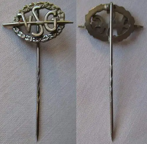 Anstecknadel Vereinsabzeichen Speer durch VSG im Eichenlaubkranz (127902)