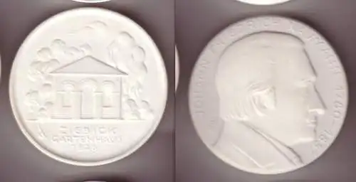 seltene weiße DDR Porzellan Medaille Ziebigk Gartenhaus 1826