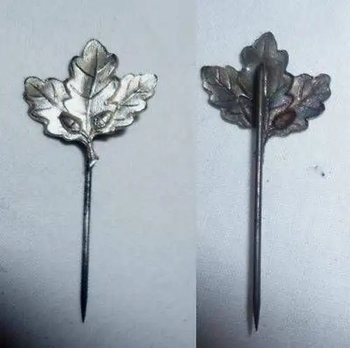 silberne Anstecknadel mit Eichenblättern um 1920