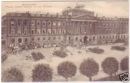 27842 Ak Braunschweig Parade unserer Husaren um 1915