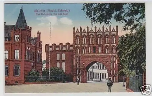 34662 Ak Malchin das Kalensche Tor mit Post um 1920