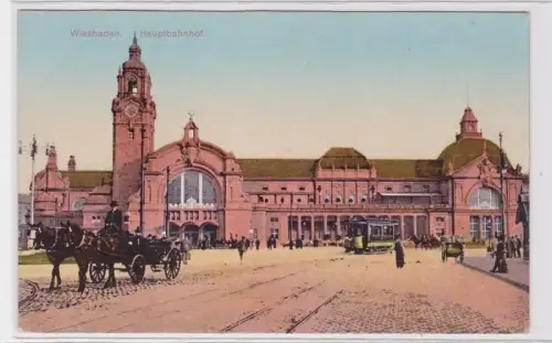92567 Ak Wiesbaden Hauptbahnhof mit Strassenbahn davor um 1910