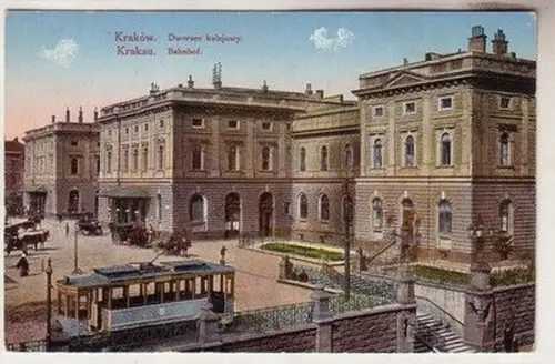 60162 Ak Krakau Bahnhof mit Strassenbahn davor um 1915