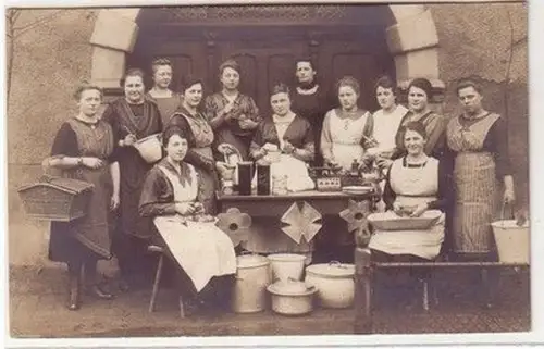 58640 Foto Ak Gruppe Frauen beim patriotischen backen oder kochen um 1915