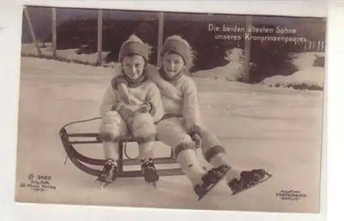 46866 Foto Ak Söhne d. Kronprinzenpaars beim Rodeln 1913