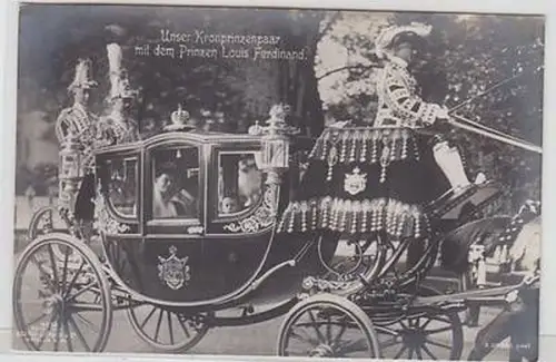 51115 Ak Unser Kronprinzenpaar mit dem Prinzen Louis Ferdinand 1913