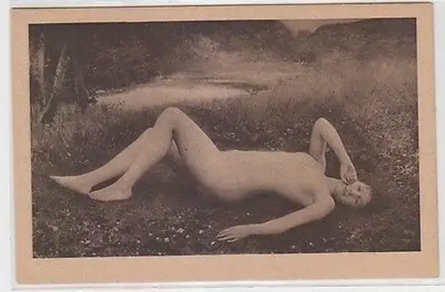 40753 Erotik Ak Frauenakt auf Wiese, Collin: "Floreal" um 1930