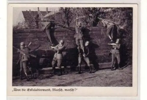 49751 Militär Ak Über die Eskaladierwand um 1940