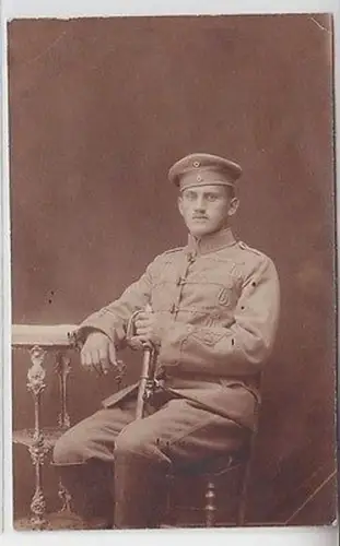22056 Foto Ak Husar mit Säbel in Feldmontur im 1. Weltkrieg um 1916