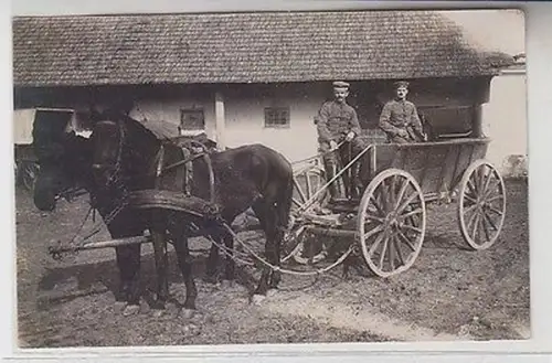 49466 Foto Ak 2 Husaren mit Pferdegespann im 1. Weltkrieg