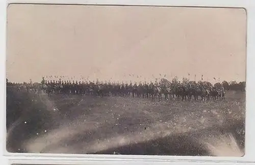 59239 Foto Ak Kompanie Husaren mit feldgrauer Uniform im 1. Weltkrieg
