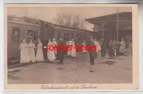 71667 Patriotika Ak Soldaten mit Erfrischungstrunk auf der Durchreise um 1916