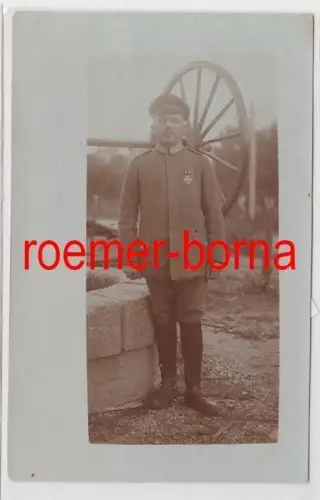86347 Foto Ak Soldat mit Eisernem Kreuz am Brunnen um 1915