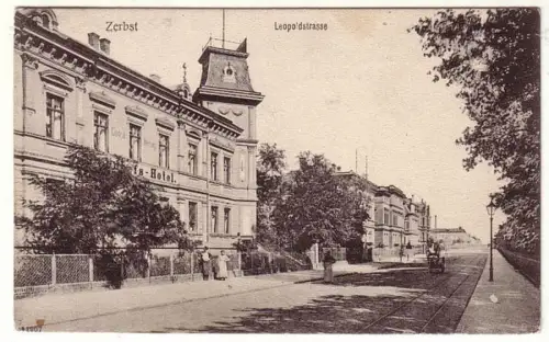 21740 Ak Zerbst Leopoldstrasse mit Hotel 1906