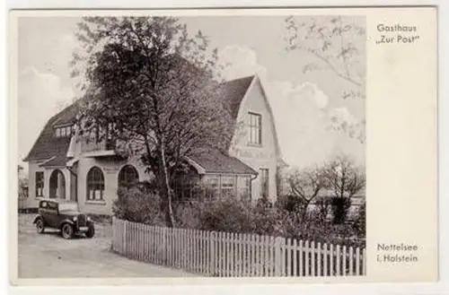 57571 Ak Nettelsee in Holstein Gasthaus "Zur Post" mit Auto davor um 1930