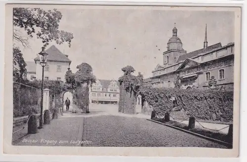 49271 Ak Dessau Eingang zum Lustgarten um 1940