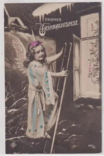 901781 AK Frohes Weihnachtsfest - Engel auf Leiter vor dem Fenster 1909