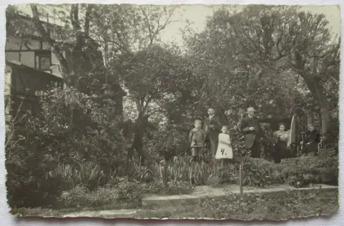 64153 Foto Ak Mühlhausen Thüringen Familie auf ihrem Grundstück 1920