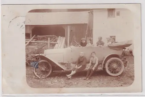 15695 Foto Ak altes Automobil Vorkriegsauto mit Kindern vor alter Scheune 1914