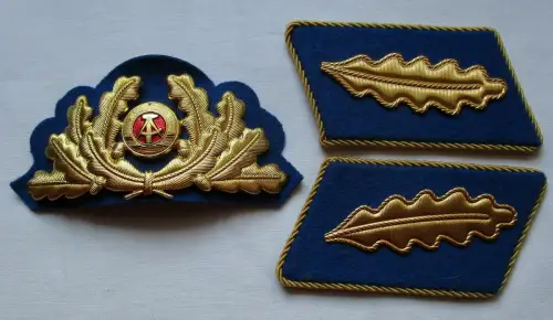DDR Mützenabzeichen Kokarde Kragenspiegel General Transportpolizei KVP (116620)