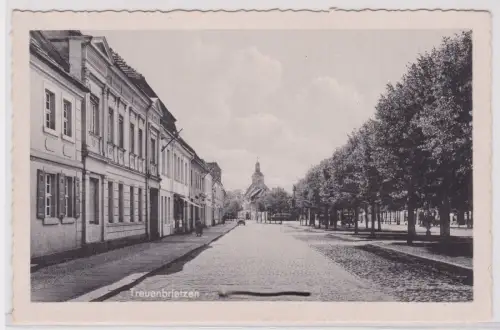 900852 AK Treuenbrietzen - Straßenansicht mit Oldtimern 