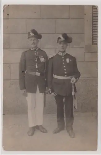 99925 Foto AK 2 Soldaten in Uniform mit Tschako, Epauletten und Orden