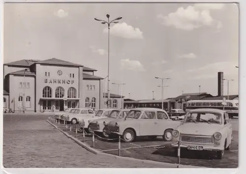 40099 Foto AK Pasewalk - Bahnhof mit Trabant und Wartburg 1977
