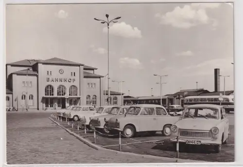 44156 Foto AK Pasewalk - Bahnhof mit Trabant und Wartburg 1977
