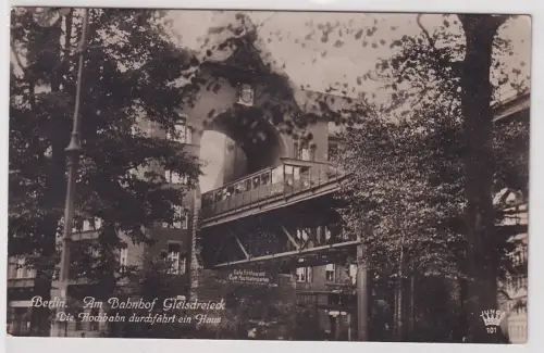 10640 Foto Ak Berlin Am Bahnhof Gleisdreieck -Hochbahn fährt durch ein Haus 1929