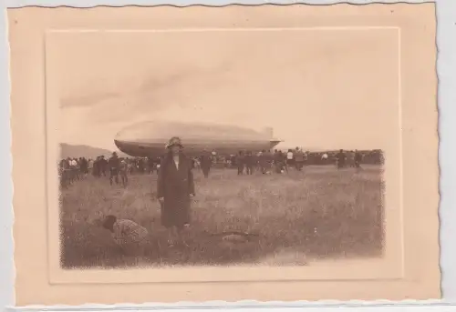 22002 Foto Ak Menschenmenge um Zeppelin auf einer Wiese um 1930